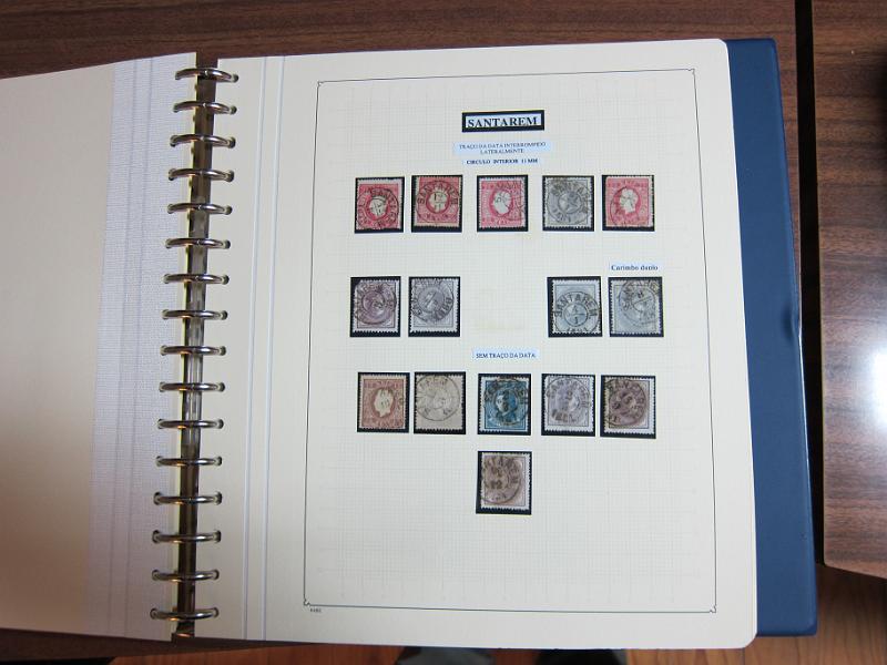 0019 (165).JPG -     Lote:    19      Marcofilia      Lotes Especiais       Descrição:         Portugal. Colecção especializada de carimbos de duplo círculo, tipo 1852, montada em 4 álbuns Lindner, com selos de diversas emissões e cartas, com estudo minucioso de cada marca. Lote a ver.         Lote       Valor Base:     &euro; 2.500,00     Valor Venda:     Retirado     